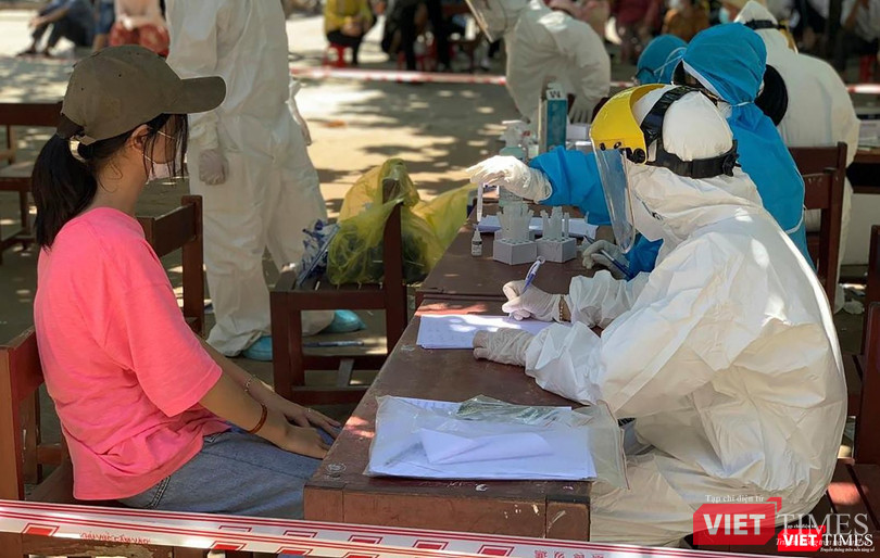 Lực lượng y tế Quảng Ngãi thực hiện lấy mẫu xét nghiệm COVID-19 tại cộng đồng Lực lượng y tế Quảng Ngãi thực hiện lấy mẫu xét nghiệm COVID-19 tại cộng đồng