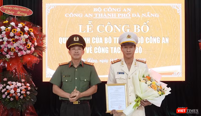 Thượng tá Trần Minh Nguyên (bìa phải), Phó Giám đốc Công an tỉnh Kon Tum nhận quyết định làm Phó Giám đốc Công an TP Đà Nẵng.