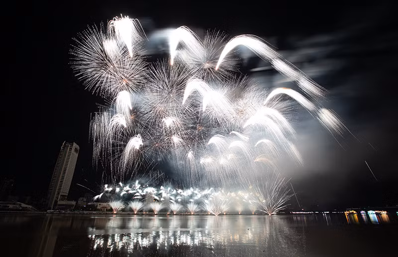 Màn pháo hoa ma mị của đội Trung Quốc trong đêm DIFF 2025 diễn ra tối 14/6