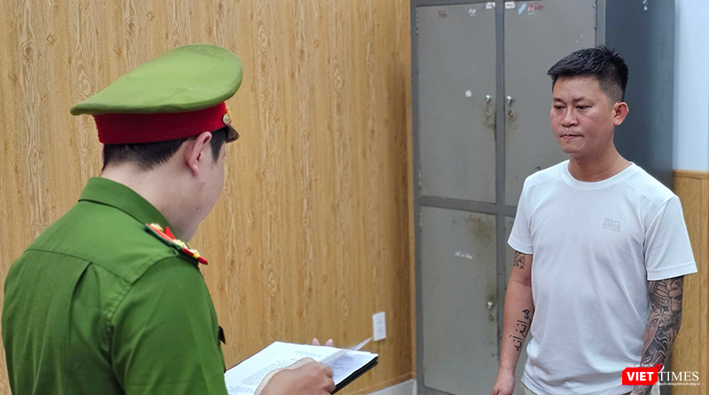 Công an TP Đà Nẵng tống đạt quyết định khởi tố bị can và thi hành lệnh bắt tạm giam đối với Phạm Công Lộc về hành vi tổ chức đánh bạc.