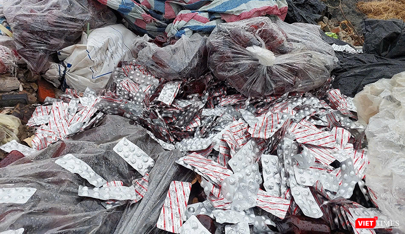 Lô thuốc tiêu huỷ của Công ty CP Dược TƯ 3 vứt bên lề đường Xuân Thiều 21, quận Liên Chiểu, TP Đà Nẵng.