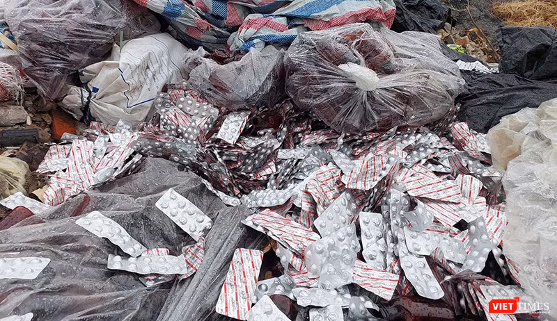 Lô thuốc tiêu huỷ của Công ty CP Dược TƯ 3 vứt bên lề đường Xuân Thiều 21, quận Liên Chiểu, TP Đà Nẵng.