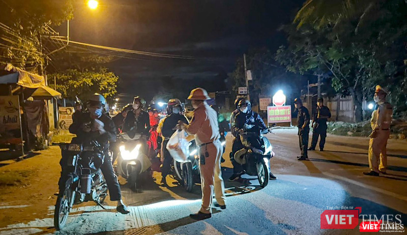 Lực lượng Công an Đà Nẵng phát nước và thức ăn cho đoàn người