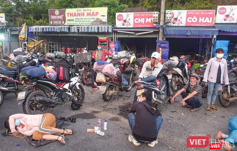 Đa số mệt và đói do di chuyển liên tục 2 ngày trên đường Hồ Chí Minh