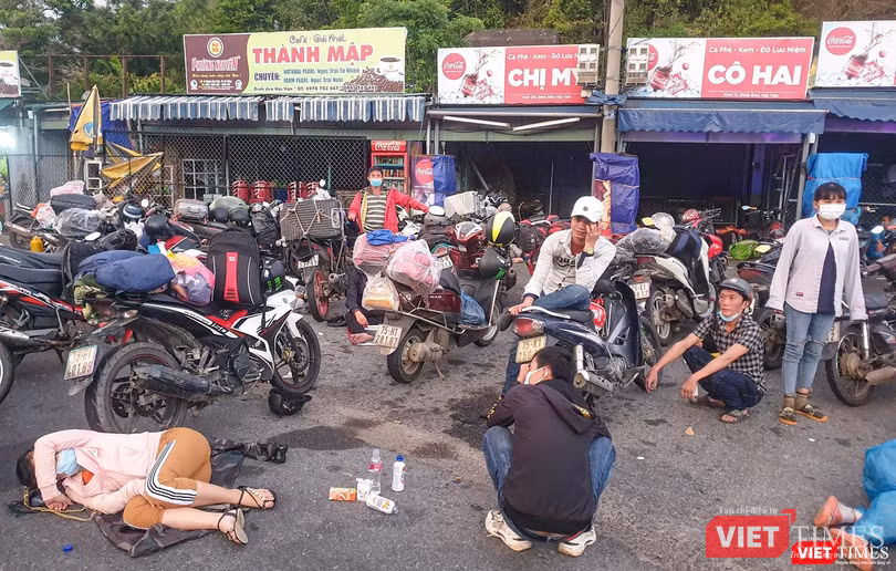 Đa số mệt và đói do di chuyển liên tục 2 ngày trên đường Hồ Chí Minh