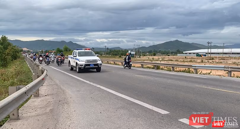 Lực lượng CSGT Công an tỉnh Thừa Thiên Huế dẫn đoàn, hỗ trợ đoàn người về quê