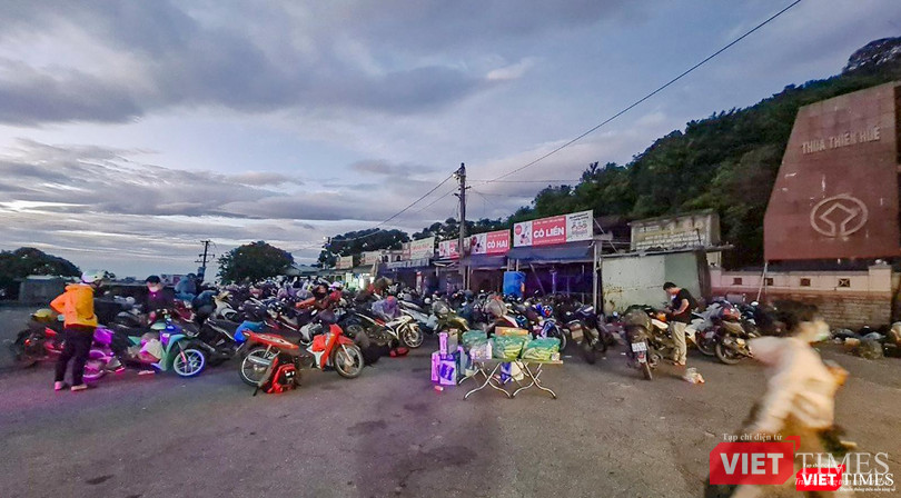 Rạng sáng, đoàn người gần 100 xe máy từ TP HCM đến đỉnh đèo Hải Vân