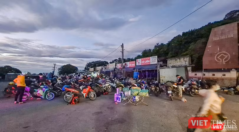 Rạng sáng, đoàn người gần 100 xe máy từ TP HCM đến đỉnh đèo Hải Vân