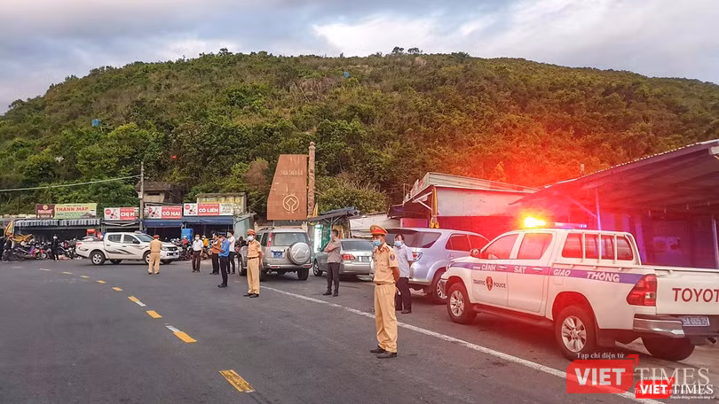 Lực lượng CSGT Đà Nẵng và Thừa Thiên Huế phối hợp hỗ trợ đoàn người