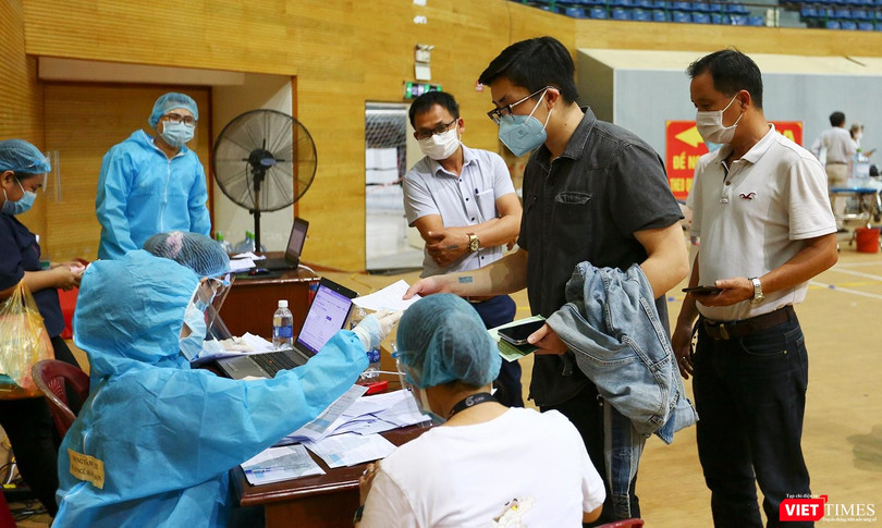 Lực lượng y tế Đà Nẵng kiểm tra dịch tễ người dân trước khi tiêm vaccine phòng COVID-19