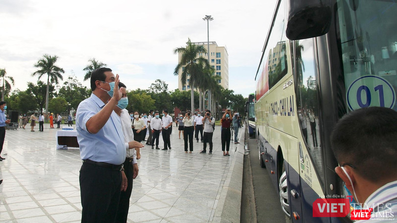 Ông Phan Việt Cường - Bí thư Tỉnh ủy Quảng Nam tiễn đoàn xe