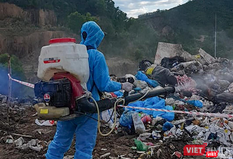 Phun thuốc xử lý số rác thải do xe 29T-6627 đổ ra