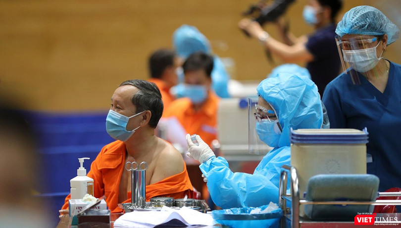 Lực lượng y tế tiêm vaccine cho các đối tượng tại cộng đồng ở Đà Nẵng