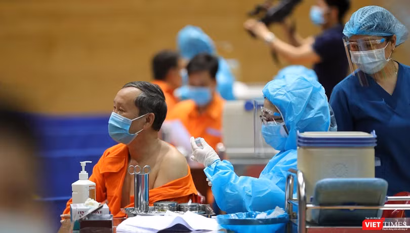 Lực lượng y tế tiêm vaccine phòng COVID-19 cho người dân tại Đà Nẵng