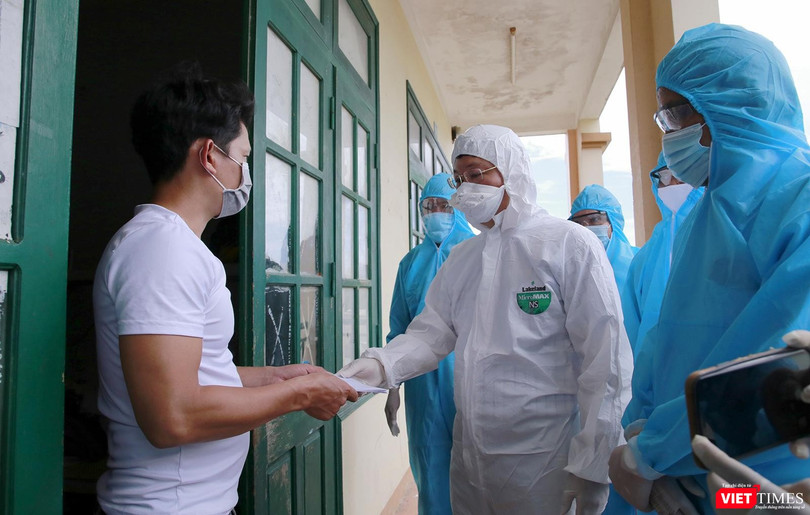 Ông Lê Trí Thanh - Chủ tịch UBND tỉnh Quảng Nam thăm hỏi, động viên người dân được đua từ TP HCM về quê tại khu cách ly tập trung