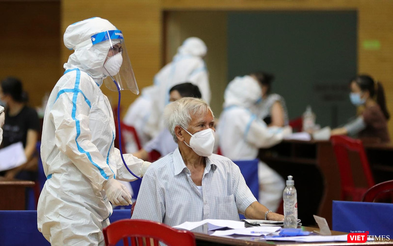 Lực lượng y tế khám lâm sàng cho đối tượng ưu tiên trước khi tiêm vaccine phòng COVID-19