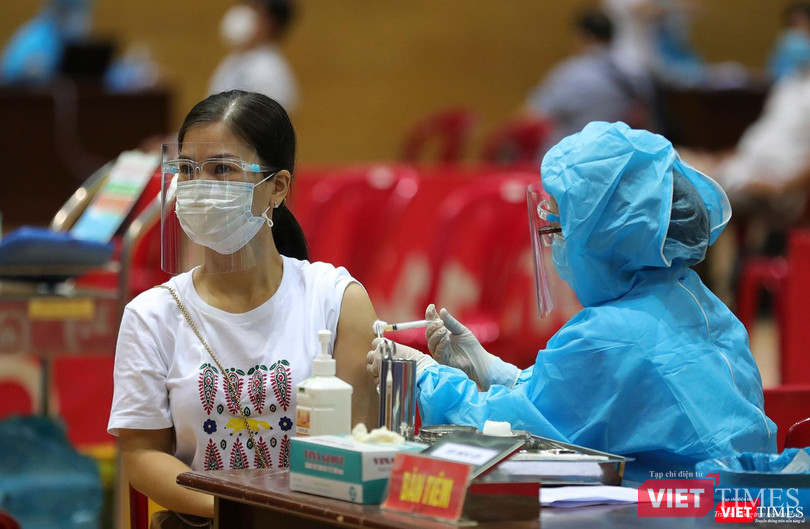 Nhân viên y tế tiêm vaccine phòng COVID-19 trên diện rộng cho người dân TP Đà Nẵng