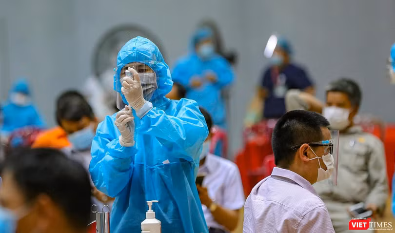Lực lượng y tế Đà Nẵng tiêm vaccine phòng COVID-19 cho người dân