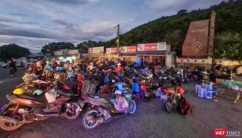 Đoàn người rời TP HCM bằng xe máy tại khu vực đỉnh đèo Hải Vân (Đà Nẵng) (ảnh do lực lượng CSGT cung cấp)