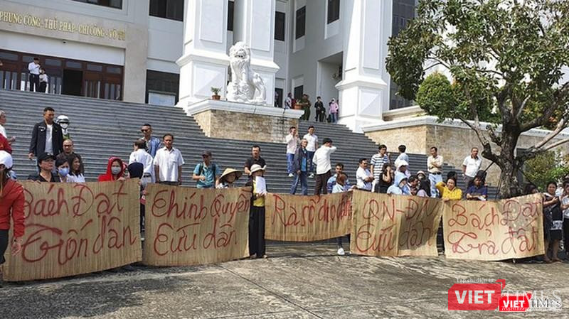 Khách hàng từng bức xúc, căng băng rôn ngay tại toà để đòi đất và sổ đỏ Khách hàng từng bức xúc, căng băng rôn ngay tại toà để đòi đất và sổ đỏ