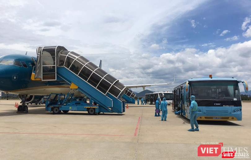 Người dân từ các tỉnh phía Nam được Đà Nẵng đón về địa phương bằng đường hàng không
