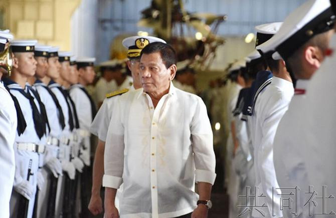 Ngày 4/6/2017, Tổng thống Philippines Rodrigo Duterte tham quan tàu sân bay trực thăng JS Izumo của Lực lượng Phòng vệ Biển Nhật Bản tại vịnh Subic, Philippines. Ảnh: Kyodo