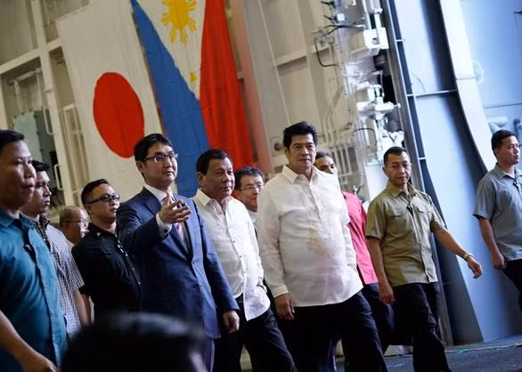 Ngày 4/6/2017, Tổng thống Philippines Rodrigo Duterte tham quan tàu sân bay trực thăng JS Izumo của Lực lượng Phòng vệ Biển Nhật Bản tại vịnh Subic, Philippines. Ảnh: Rappler