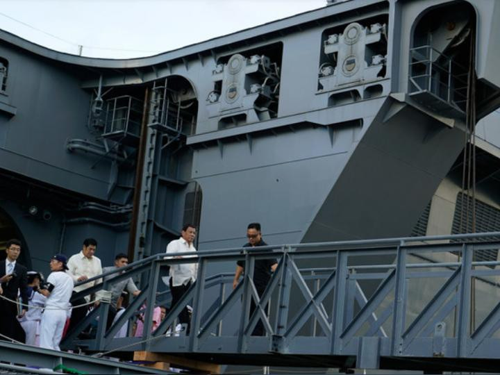 Ngày 4/6/2017, Tổng thống Philippines Rodrigo Duterte tham quan tàu sân bay trực thăng JS Izumo của Lực lượng Phòng vệ Biển Nhật Bản tại vịnh Subic, Philippines. Ảnh: Philstar