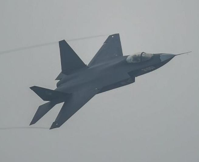 Máy bay chiến đấu FC-31 Trung Quốc bay biểu diễn ở Trung tâm triễn lãm hàng không Chu Hải. Ảnh: Xinhuanet