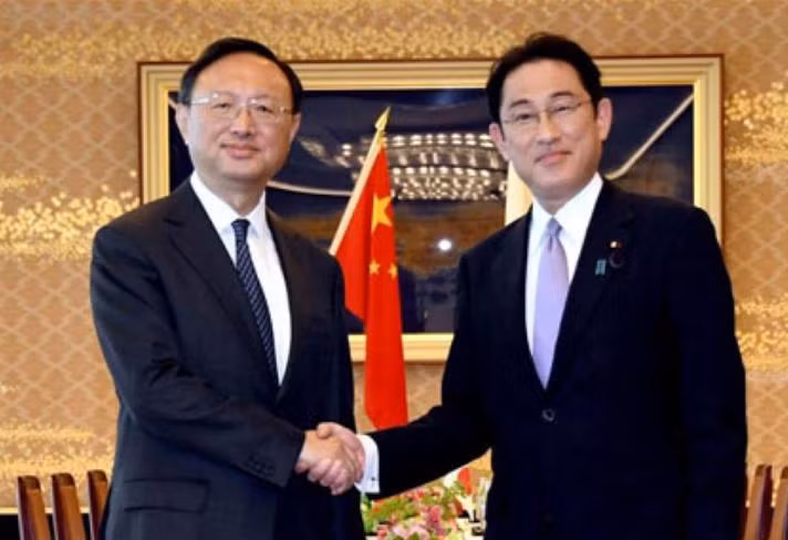 Ngày 30/5/2017, tại Tokyo, Nhật Bản, Ủy viên Quốc vụ Trung Quốc Dương Khiết Trì có cuộc hội đàm với Ngoại trưởng Nhật Bản Fumio Kishida. Ảnh: Tân Hoa xã