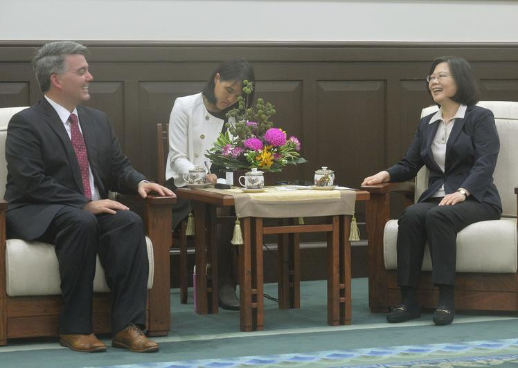 Ngày 26/5/2017, nhà lãnh đạo Đài Loan bà Thái Anh Văn tiếp ông Cory Gardner, Chủ tịch Tiểu ban châu Á - Thái Bình Dương, Ủy ban Đối ngoại Thượng viện Mỹ. Ảnh: CNA