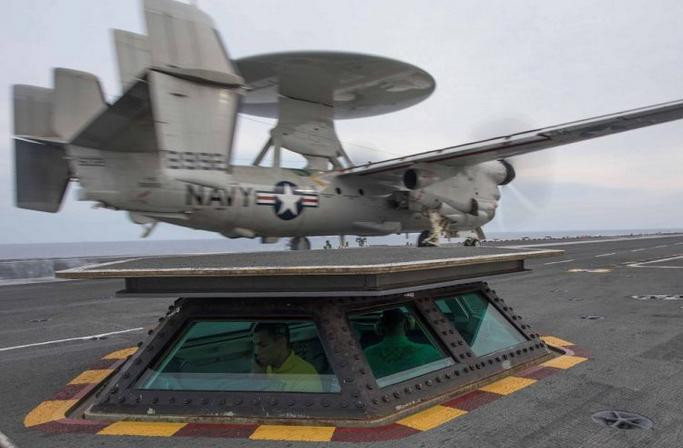 Máy bay cảnh báo sớm E-2C được phóng trên tàu sân bay Mỹ. Ảnh: Cankao