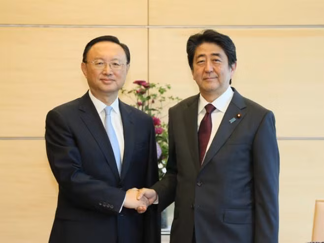 Ngày 31/5/2017, Thủ tướng Nhật Bản Shinzo Abe tiếp Ủy viên Quốc vụ Trung Quốc Dương Khiết Trì.