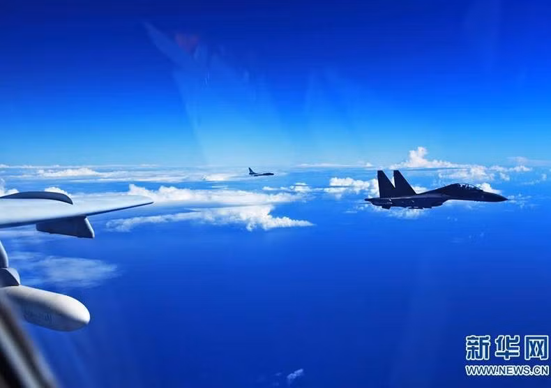 Máy bay ném bom H-6K và máy bay chiến đấu Su-30 Trung Quốc trong một cuộc tập trận. Ảnh: Tân Hoa xã