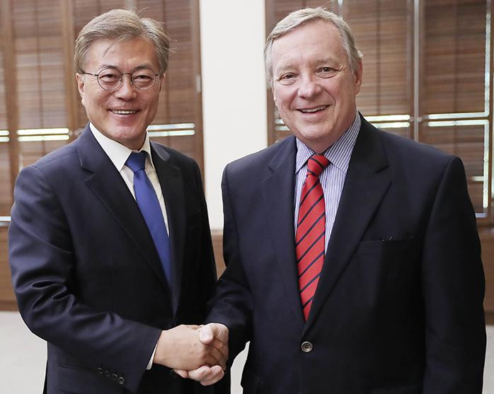 Tổng thống Hàn Quốc Moon Jae-in hội kiến với Thượng nghị sĩ Mỹ Dick Durbin. Ảnh: Korea.net