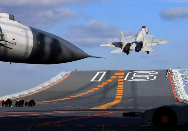 Huấn luyện máy bay chiến đấu J-15 trên tàu sân bay Liêu Ninh, Trung Quốc. Ảnh: Sohu