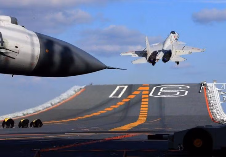 Huấn luyện máy bay chiến đấu J-15 trên tàu sân bay Liêu Ninh, Trung Quốc. Ảnh: Sohu