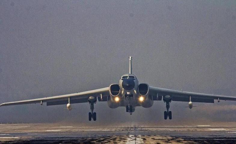 Máy bay ném bom H-6K Trung Quốc cất cánh ở một sân bay tại Hoa Đông. Ảnh: Tân Hoa xã