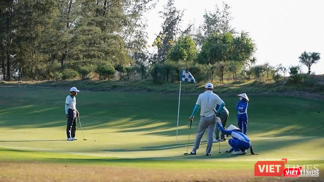 Golfer tham gia tập luyện tại sân golf BRG Danang golf resort