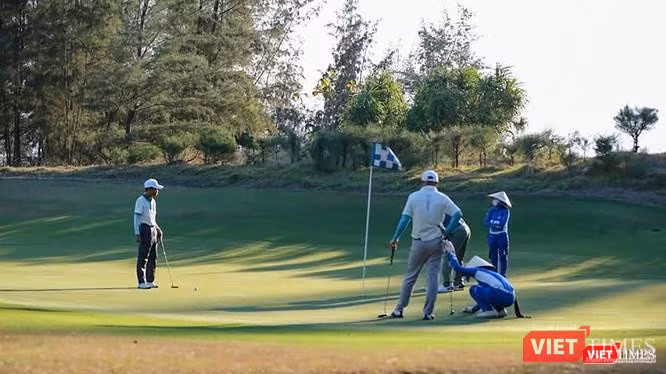 Golfer tham gia tập luyện tại sân golf BRG Danang golf resort Golfer tham gia tập luyện tại sân golf BRG Danang golf resort