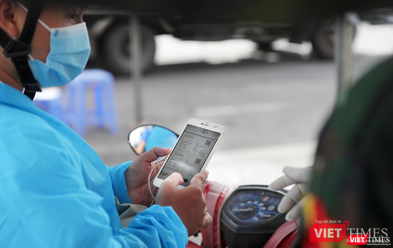 Người dân sử dụng mã QRCode để đi lại và làm việc trên địa bàn TP Đà Nẵng