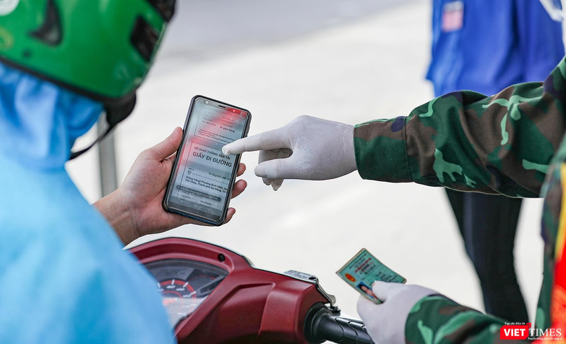 Tại các chốt kiểm dịch, cán bộ Công an sẽ đối chiếu thông tin công dân khai báo trên hệ thống và xác nhận thông tin công dân.