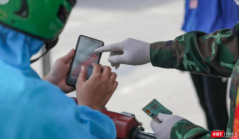 Lực lượng chức năng Đà Nẵng kiểm soát người ra ngoài bằng giấy đi đường QRCode