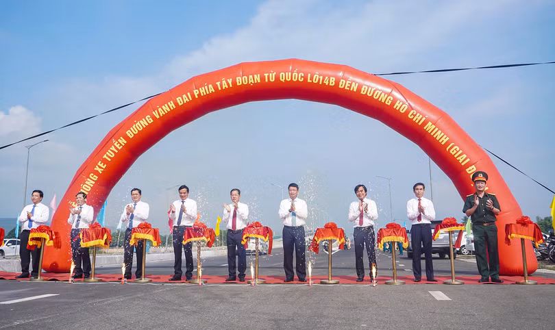 Lãnh đạo TP Đà Nẵng cắt băng khánh thành đường vành đai phía Tây TP Đà Nẵng.