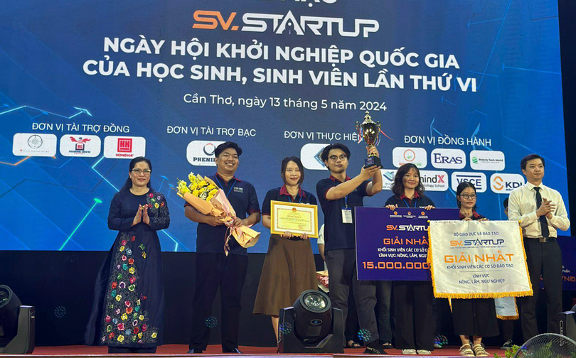 Nhóm sinh viên giành Giải Nhất SV-Starup 2024 với sản phẩm Mực thực vật Botanical Inks. (ảnh VNUK)