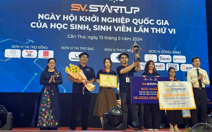 Nhóm sinh viên giành Giải Nhất SV-Starup 2024 với sản phẩm Mực thực vật Botanical Inks. (ảnh VNUK)