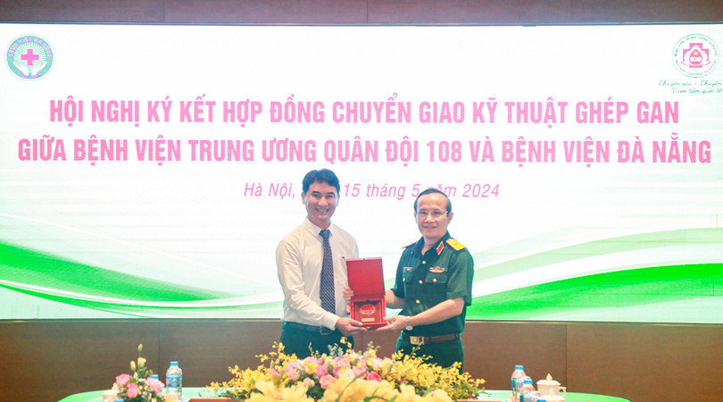 TS.BS Lê Đức Nhân (bìa trái), Giám đốc Bệnh viện Đà Nẵng và Thiếu tướng GS.TS Lê Hữu Song, Giám đốc Bệnh viện TƯ Quân đội 108 tại buổi ký kết. 
