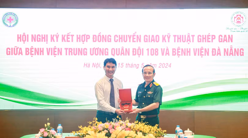 TS.BS Lê Đức Nhân (bìa trái), Giám đốc Bệnh viện Đà Nẵng và Thiếu tướng GS.TS Lê Hữu Song, Giám đốc Bệnh viện TƯ Quân đội 108 tại buổi ký kết. 