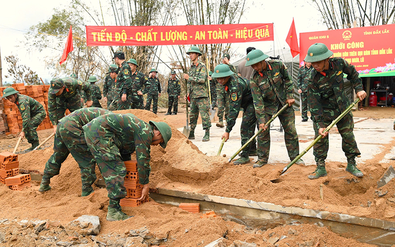 Sáng 1/12, Bộ Tư lệnh Quân khu 5 đã ra quân hỗ trợ xây dựng nhà ở cho các hộ dân bị thiệt hại do mưa lũ tại 3 tỉnh Gia Lai, Đắk Lắk và Khánh Hòa.
