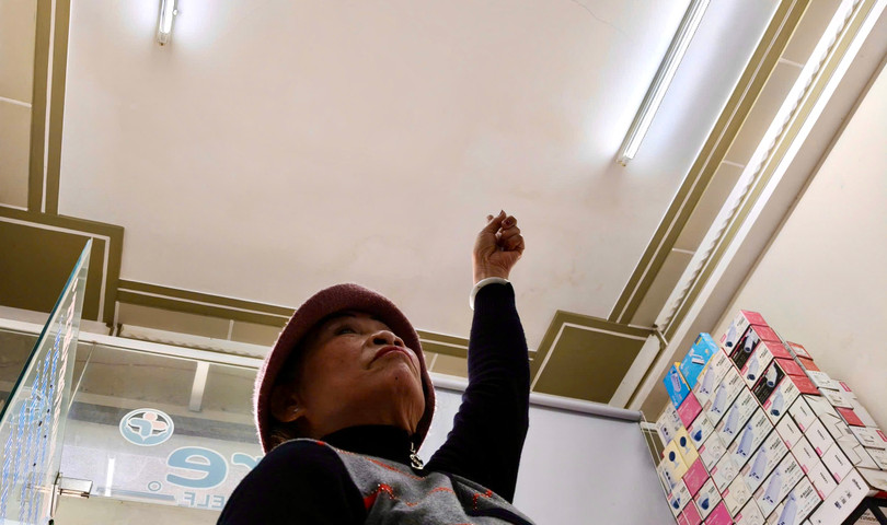 Bà Phan Thị Lụa, người dân ở đối diện hố tử thần lo lắng chỉ vết nứt trên trần nhà.